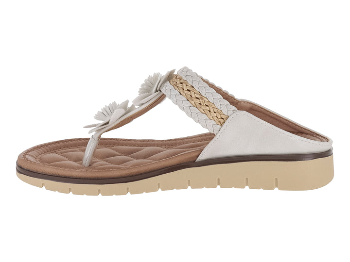 Sandalia blanca para mujer con detalles de flores y tira trenzada sobre plantilla acolchada beige.