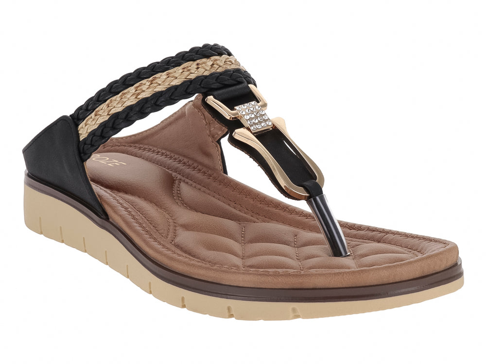 Sandalia de dedo color negro con tiras trenzadas en beige y negro, suela beige y plantilla acolchada.