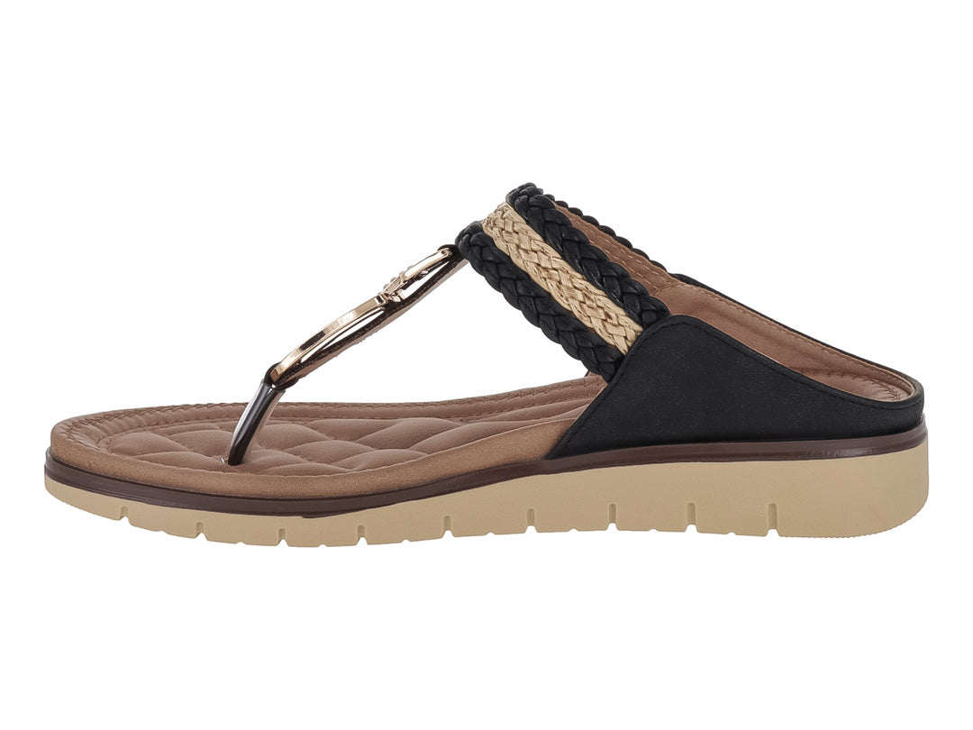 Sandalia de dedo color negro con tiras trenzadas en beige y negro, suela beige y plantilla acolchada.