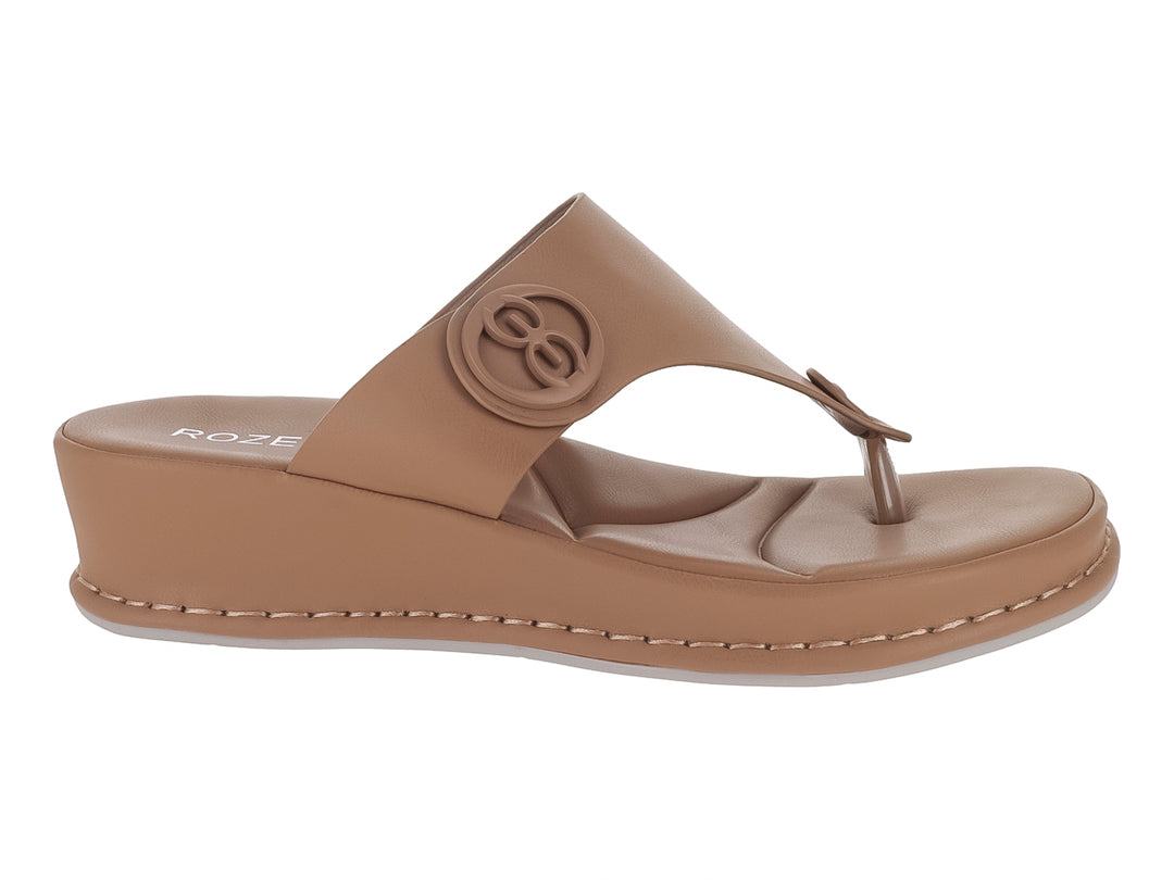 Sandalias de plataforma color marrón con tira en T y detalle circular decorativo, marca ROZE.