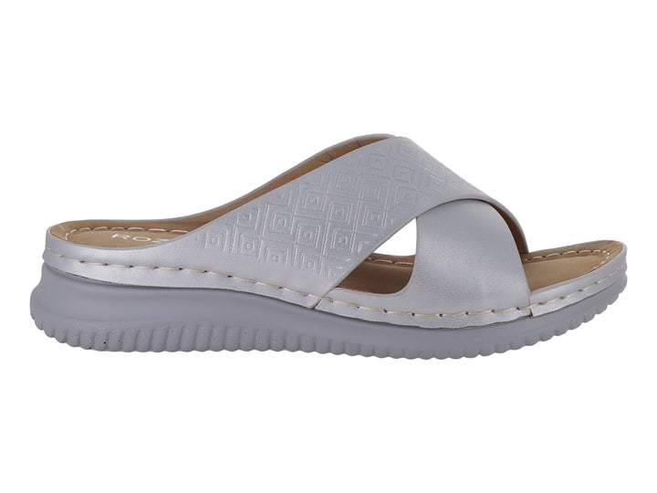 Sandalia plateada de marca ROZE con diseño de tiras cruzadas texturizadas y suela ancha cómoda.