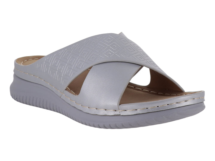 Sandalia plateada de marca ROZE con diseño de tiras cruzadas texturizadas y suela ancha cómoda.