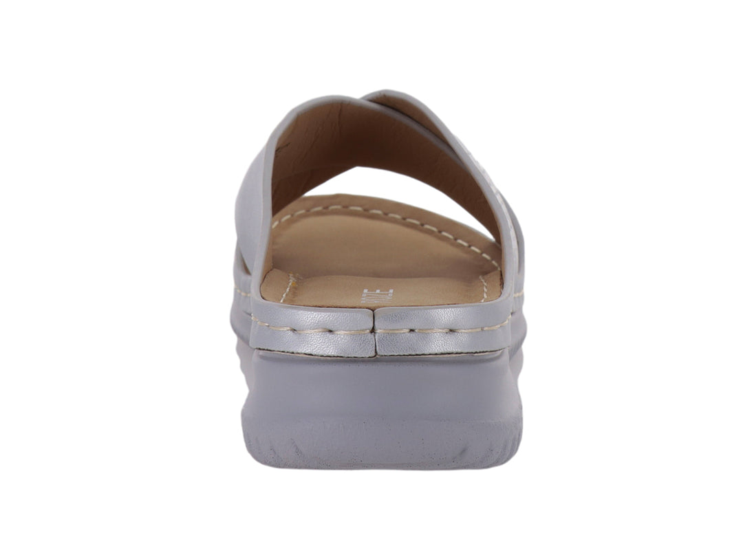 Sandalia plateada de marca ROZE con diseño de tiras cruzadas texturizadas y suela ancha cómoda.