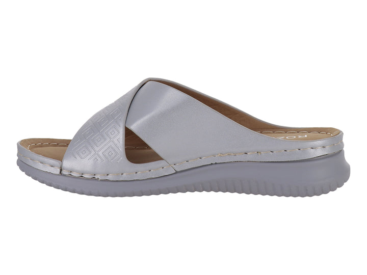 Sandalia plateada de marca ROZE con diseño de tiras cruzadas texturizadas y suela ancha cómoda.