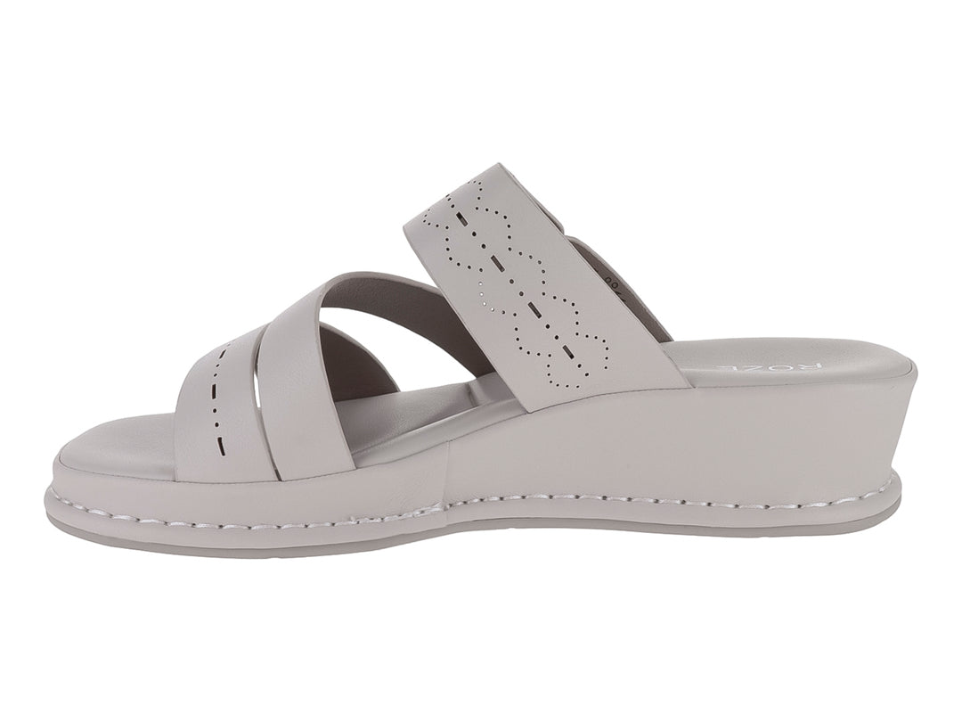 Sandalia de plataforma color gris con correas ajustables y suela gruesa para mujer.