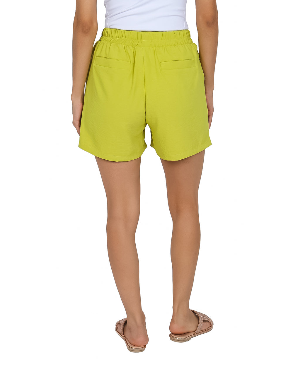 Shorts deportivos color verde lima con cintura elástica y cordón ajustable.