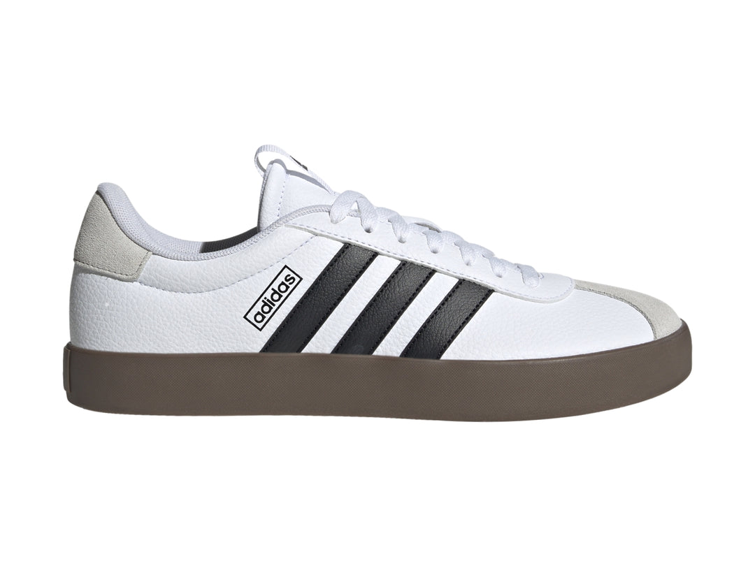 Tenis Adidas VL Court 3.0 en color blanco con tres franjas negras y suela marrón.
