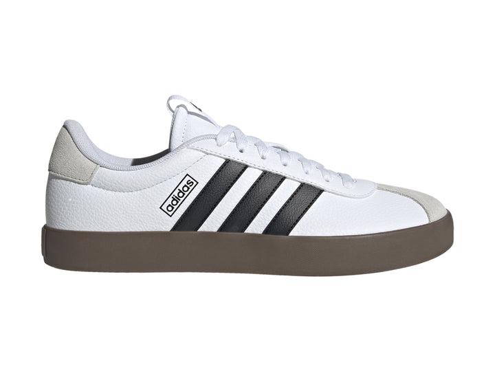 Tenis Adidas VL Court 3.0 en color blanco con tres franjas negras y suela marrón.