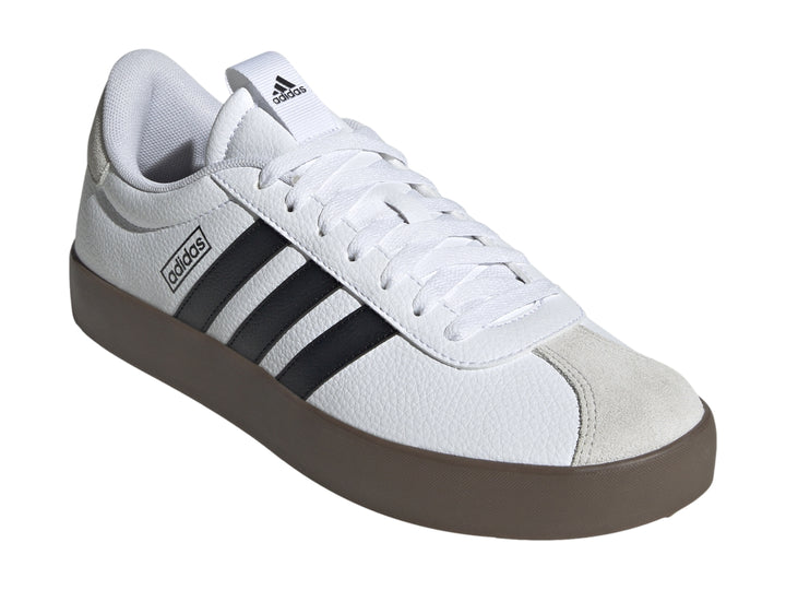 Tenis Adidas VL Court 3.0 en color blanco con tres franjas negras y suela marrón.