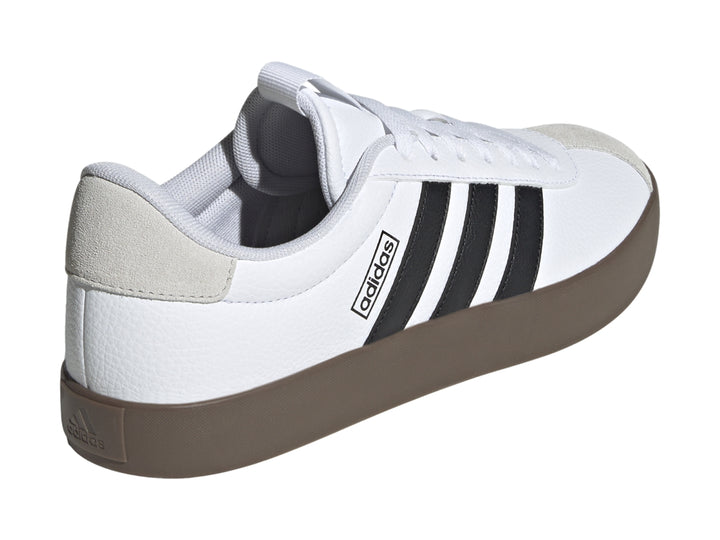 Tenis Adidas VL Court 3.0 en color blanco con tres franjas negras y suela marrón.