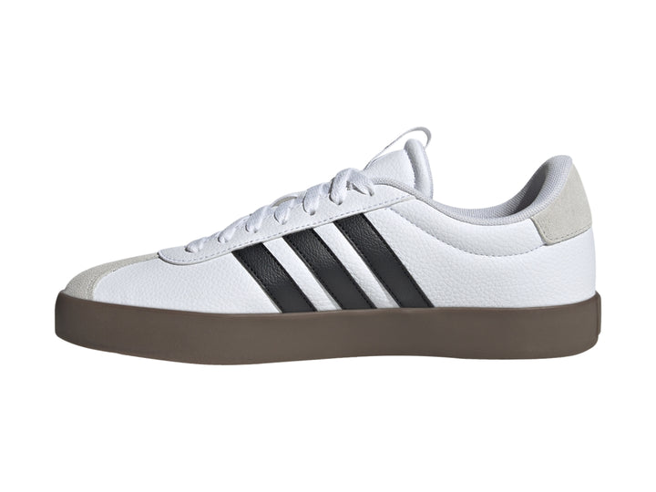 Tenis Adidas VL Court 3.0 en color blanco con tres franjas negras y suela marrón.