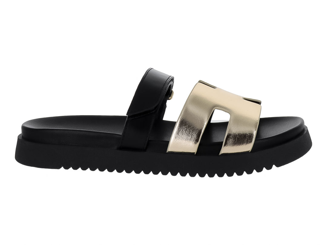Sandalia de plataforma negra con correa frontal plateada brillante de la marca Steve Madden.
