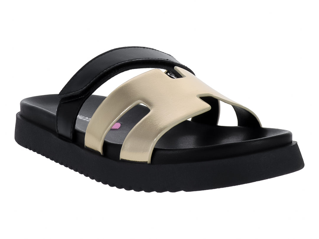 Sandalia de plataforma negra con correa frontal plateada brillante de la marca Steve Madden.