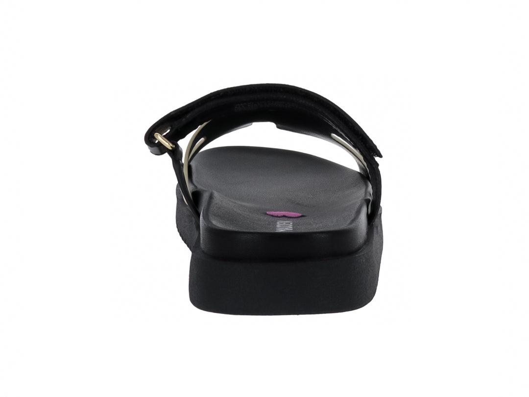 Sandalia de plataforma negra con correa frontal plateada brillante de la marca Steve Madden.