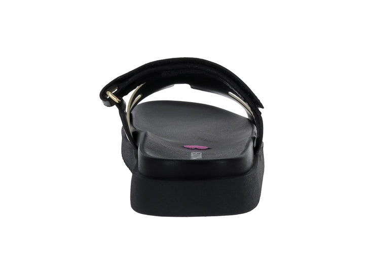 Sandalia de plataforma negra con correa frontal plateada brillante de la marca Steve Madden.