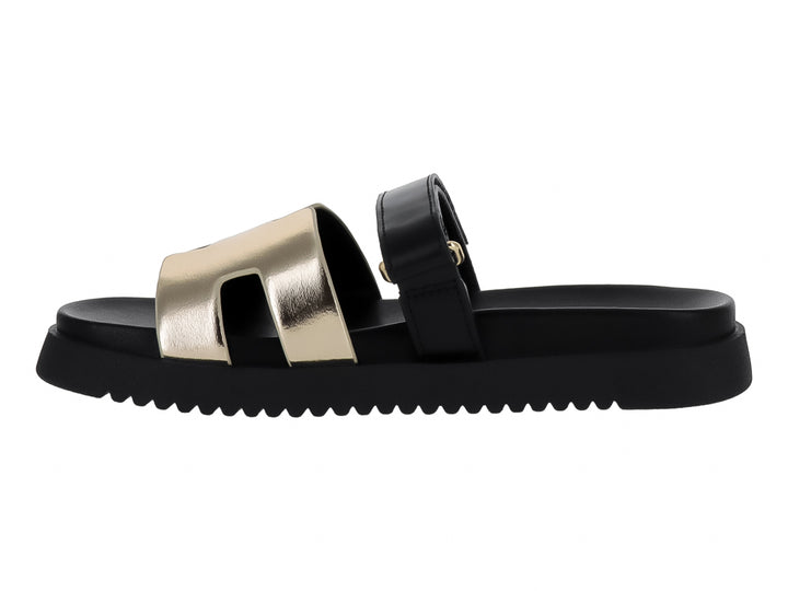 Sandalia de plataforma negra con correa frontal plateada brillante de la marca Steve Madden.