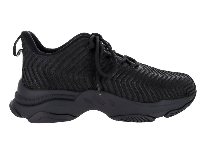 Tenis Steve Madden Ilazer en color negro con suela gruesa y tejido texturizado en el exterior.