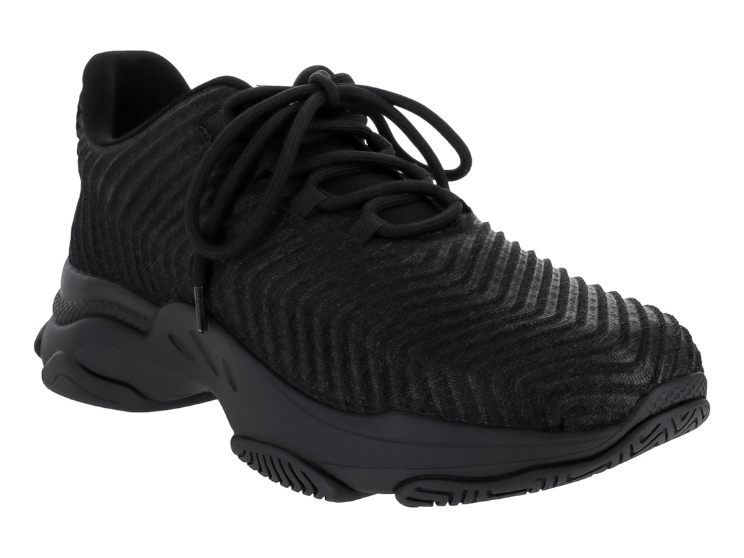 Tenis Steve Madden Ilazer en color negro con suela gruesa y tejido texturizado en el exterior.