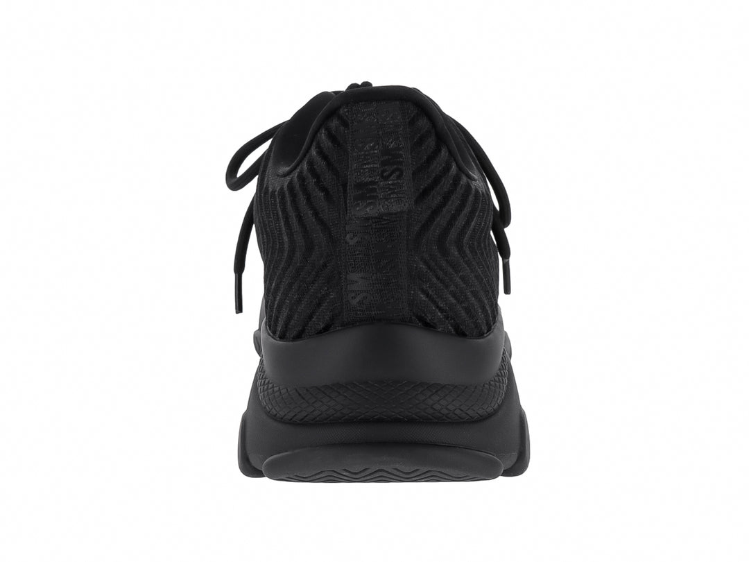 Tenis Steve Madden Ilazer en color negro con suela gruesa y tejido texturizado en el exterior.