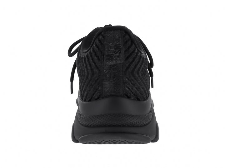 Tenis Steve Madden Ilazer en color negro con suela gruesa y tejido texturizado en el exterior.