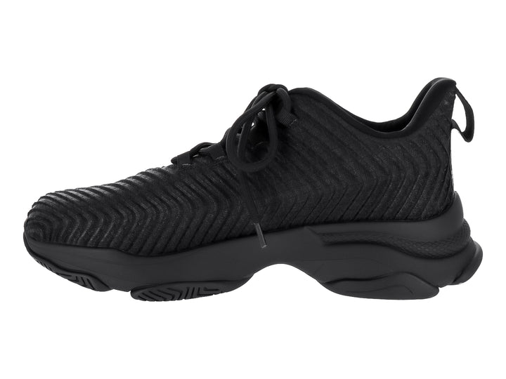 Tenis Steve Madden Ilazer en color negro con suela gruesa y tejido texturizado en el exterior.