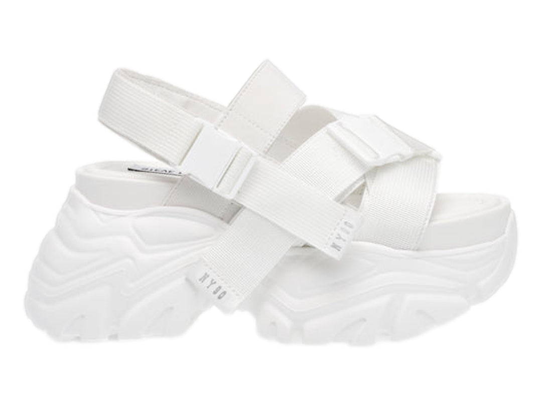 Sandalias Steve Madden Voltze en color blanco con plataforma gruesa y correas ajustables.