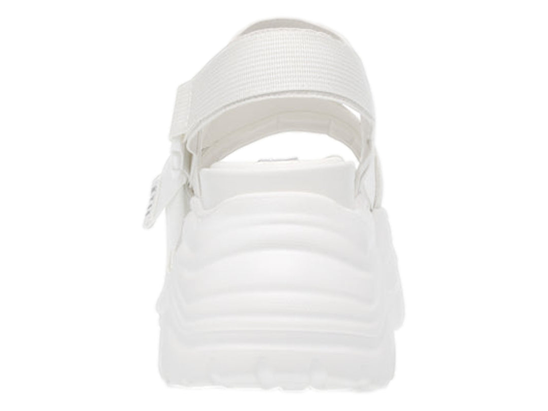 Sandalias Steve Madden Voltze en color blanco con plataforma gruesa y correas ajustables.