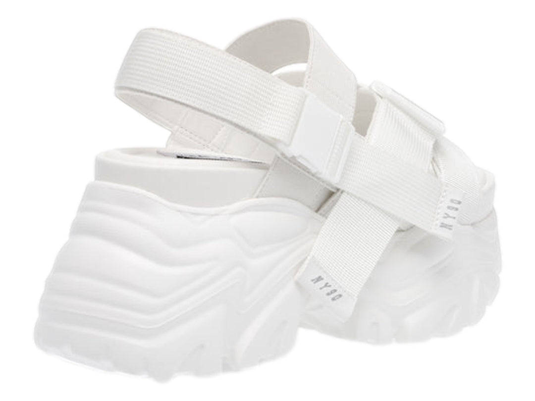 Sandalias Steve Madden Voltze en color blanco con plataforma gruesa y correas ajustables.