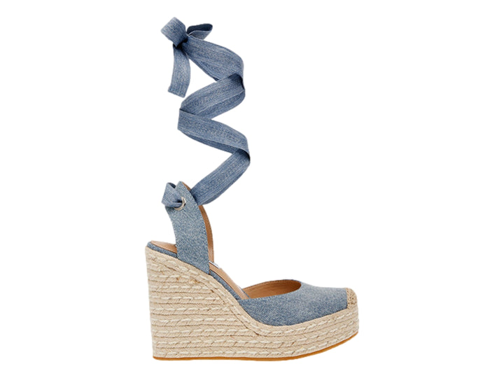 Sandalia de plataforma cuña azul denim con cintas para amarrar y suela de yute.