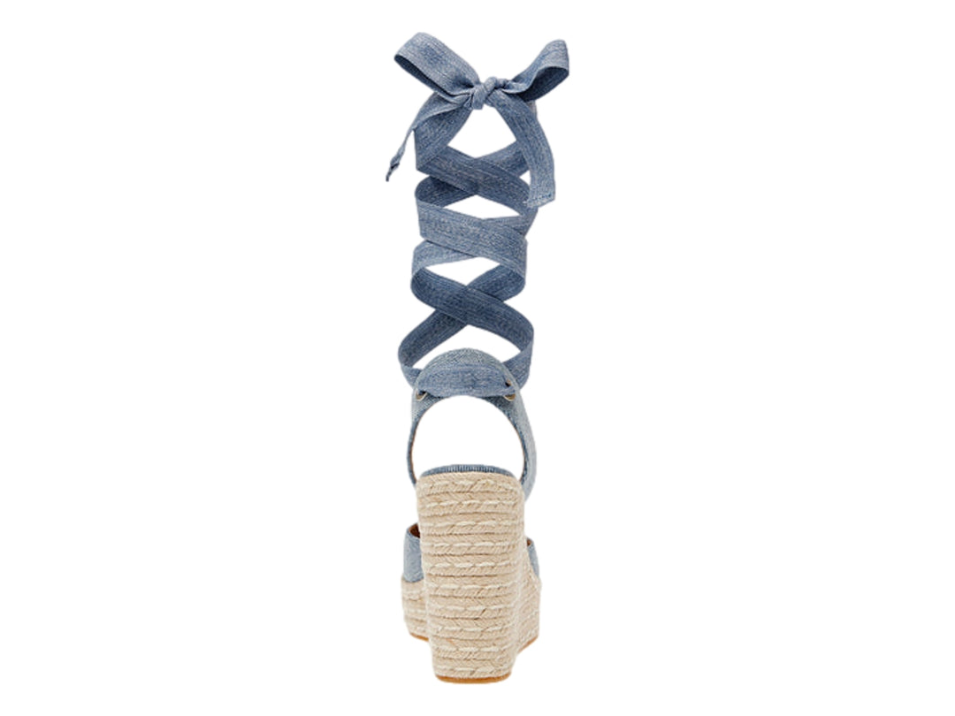 Sandalia de plataforma cuña azul denim con cintas para amarrar y suela de yute.