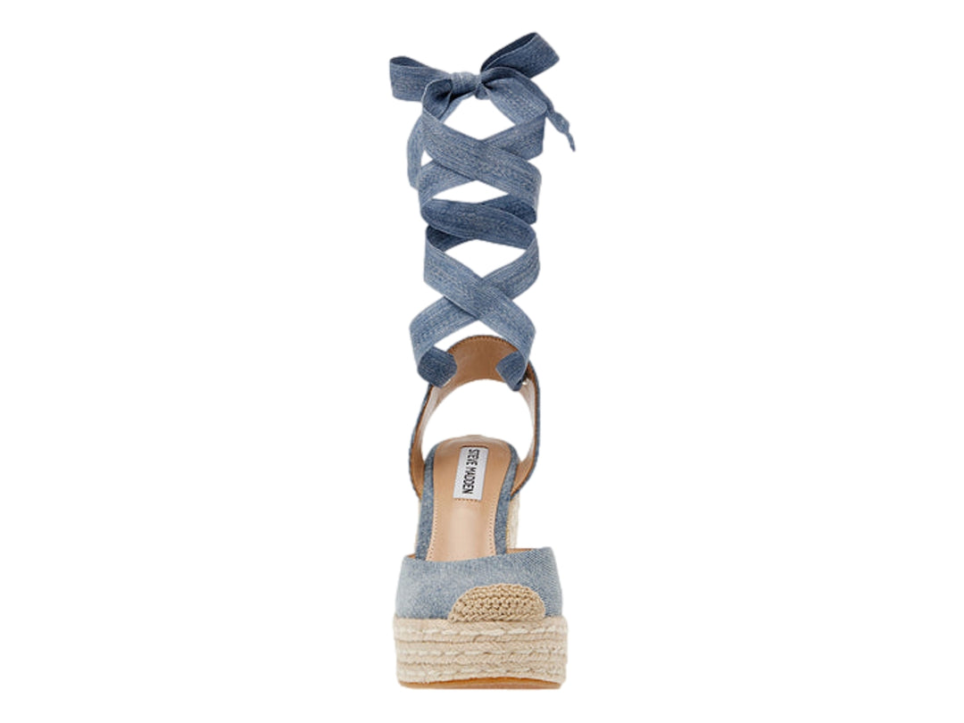 Sandalia de plataforma cuña azul denim con cintas para amarrar y suela de yute.
