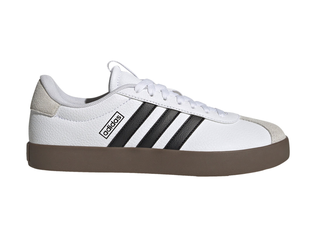 Tenis Adidas VL Court 3.0 blancos con tres franjas negras, detalles grises y suela color café.