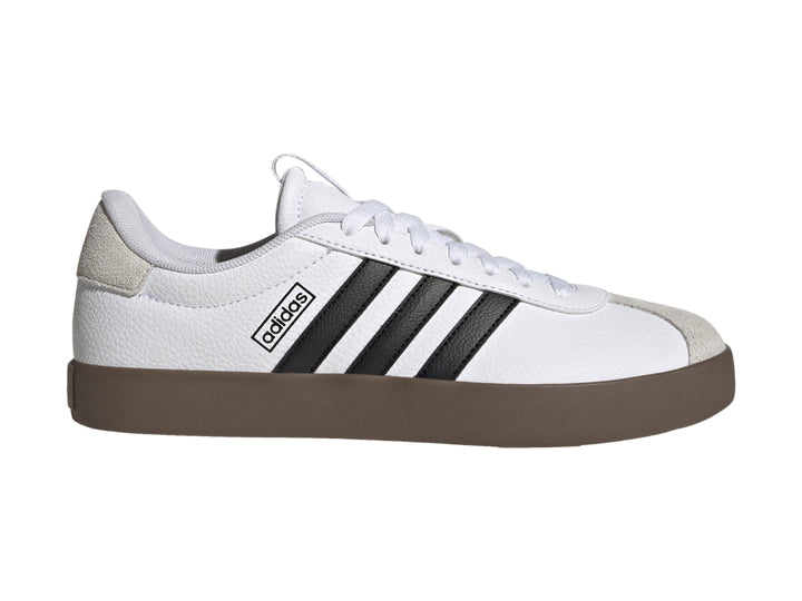 Tenis Adidas VL Court 3.0 blancos con tres franjas negras, detalles grises y suela color café.