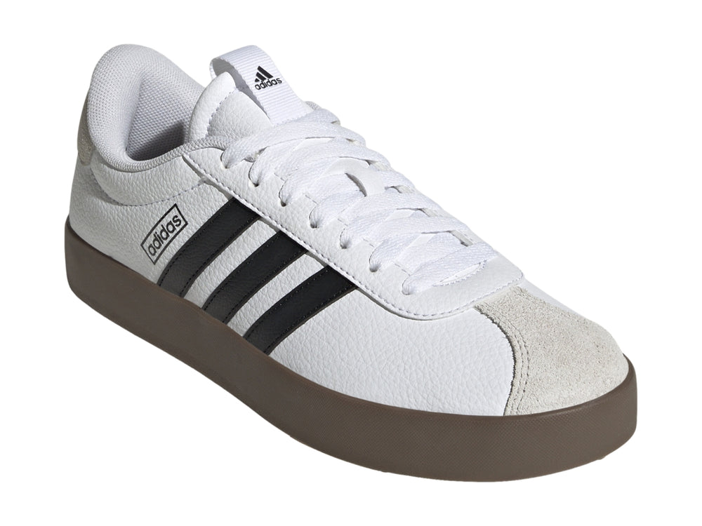 Tenis Adidas VL Court 3.0 blancos con tres franjas negras, detalles grises y suela color café.