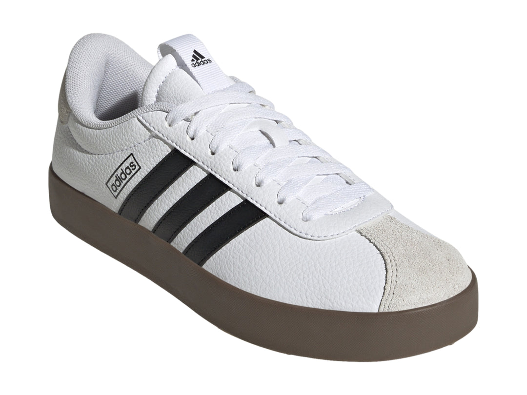 Tenis Adidas VL Court 3.0 blancos con tres franjas negras, detalles grises y suela color café.