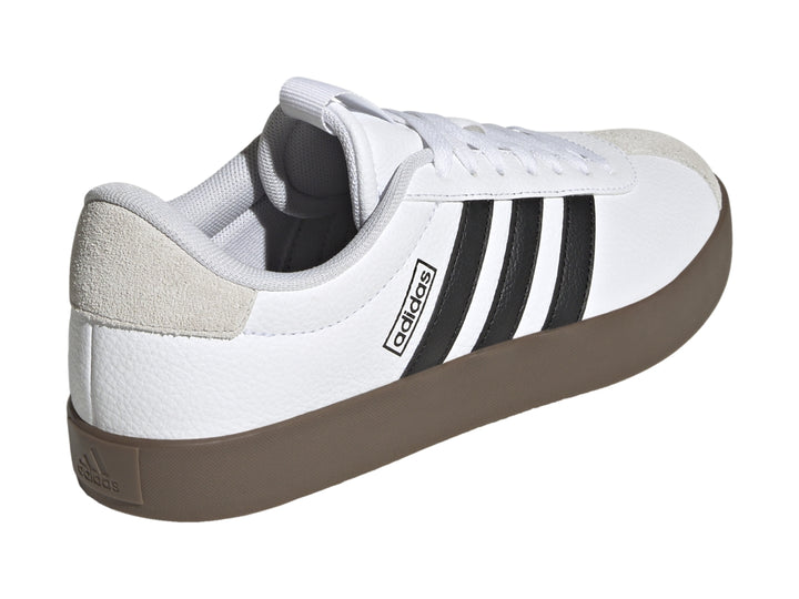 Tenis Adidas VL Court 3.0 blancos con tres franjas negras, detalles grises y suela color café.