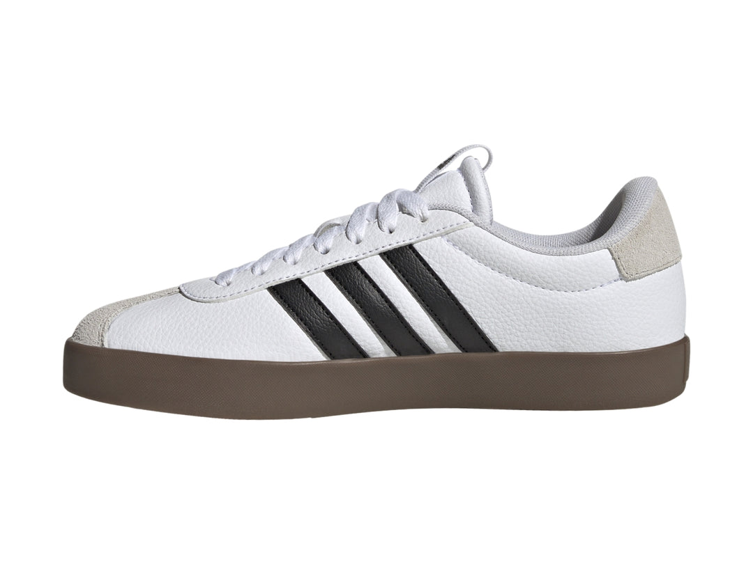 Tenis Adidas VL Court 3.0 blancos con tres franjas negras, detalles grises y suela color café.