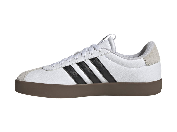 Tenis Adidas VL Court 3.0 blancos con tres franjas negras, detalles grises y suela color café.