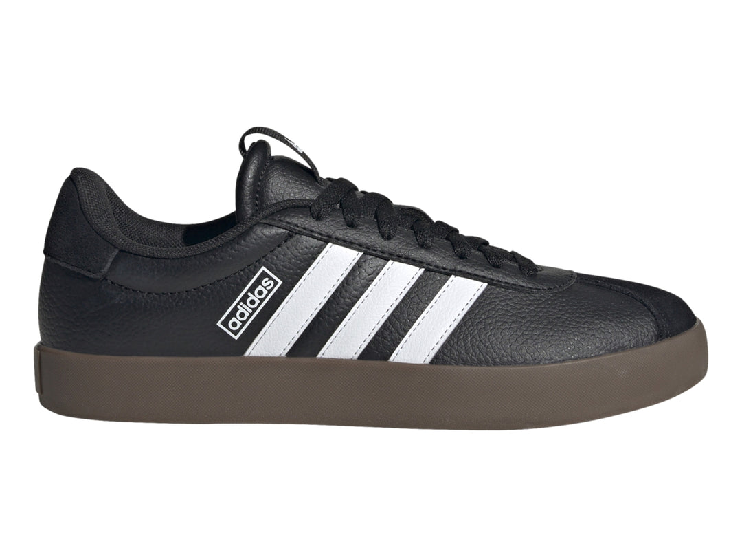 Tenis Adidas VL Court 3.0 en color negro con franjas blancas y suela color café.