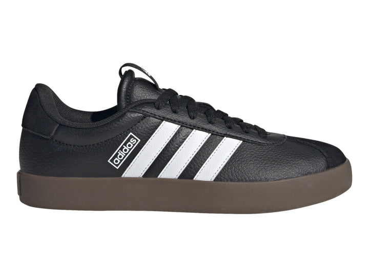 Tenis Adidas VL Court 3.0 en color negro con franjas blancas y suela color café.