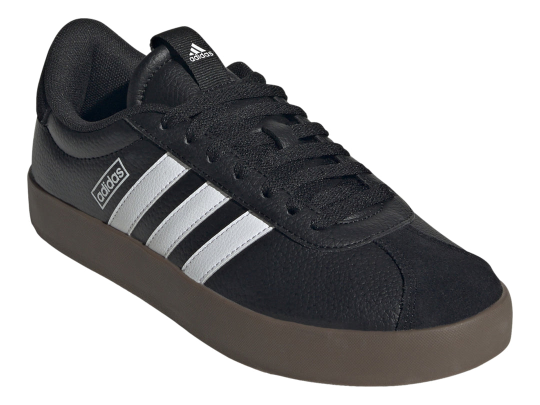 Tenis Adidas VL Court 3.0 en color negro con franjas blancas y suela color café.