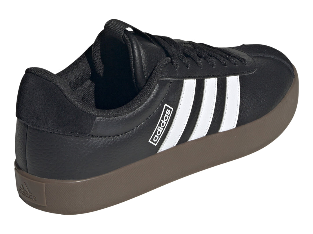 Tenis Adidas VL Court 3.0 en color negro con franjas blancas y suela color café.