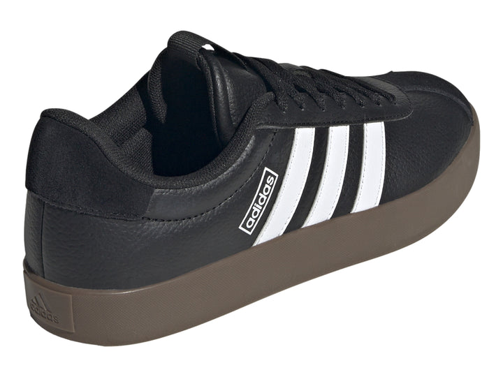 Tenis Adidas VL Court 3.0 en color negro con franjas blancas y suela color café.
