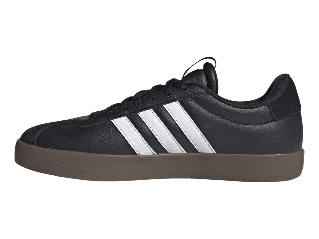Tenis Adidas VL Court 3.0 en color negro con franjas blancas y suela color café.