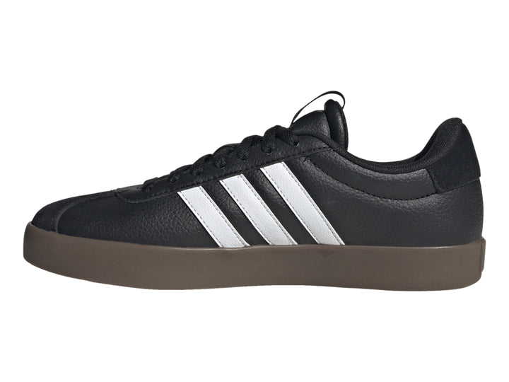 Tenis Adidas VL Court 3.0 en color negro con franjas blancas y suela color café.