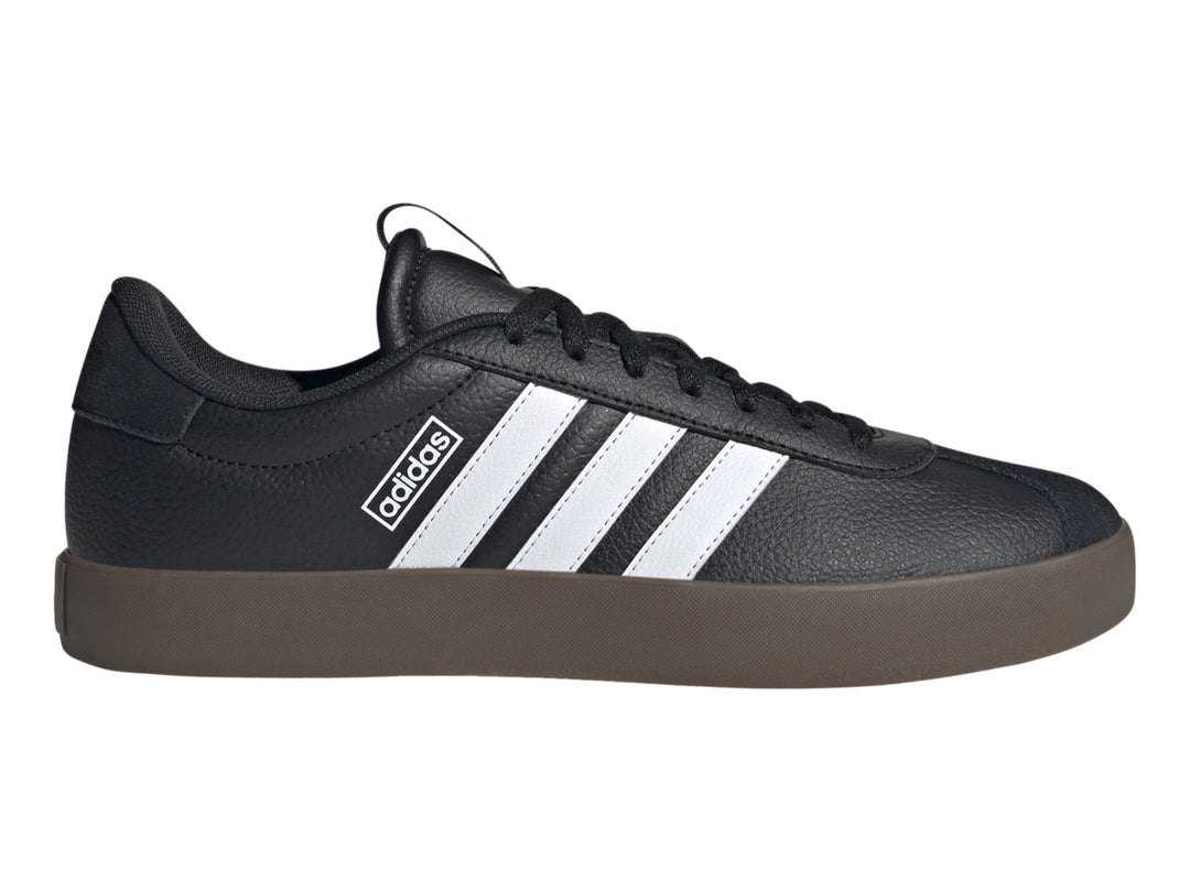 Tenis Adidas VL Court 3.0 en color negro con tres franjas blancas laterales y suela color café.