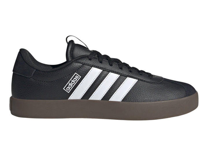Tenis Adidas VL Court 3.0 en color negro con tres franjas blancas laterales y suela color café.