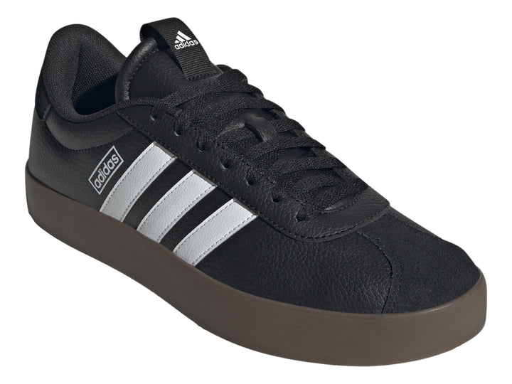 Tenis Adidas VL Court 3.0 en color negro con tres franjas blancas laterales y suela color café.