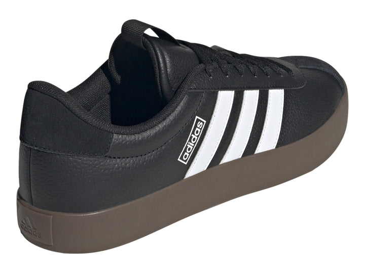 Tenis Adidas VL Court 3.0 en color negro con tres franjas blancas laterales y suela color café.