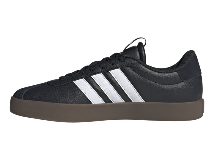 Tenis Adidas VL Court 3.0 en color negro con tres franjas blancas laterales y suela color café.